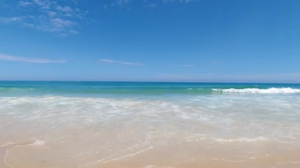 Plaża Phuket morze, Widok na morze plaży na świetle słonecznym w lecie. W Karon Beach, Phuket, Tajlandia. 4K UHD, klip wideo. - Materiał filmowy, wideo