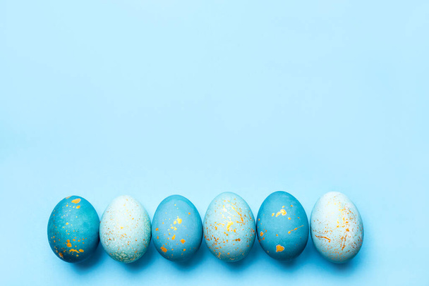 Easter frame of eggs painted in blue color. - Foto, Imagen