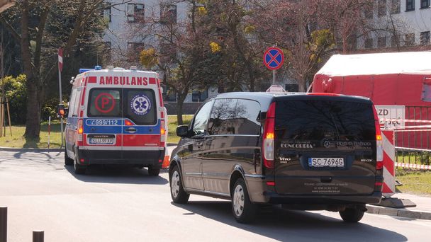 Silesia, Poland, April 3 2020: Coronavirus outbreak, Paramedic staff of the Polish Ambulance Service, and Caravan taking bodies of victims. Infectious disease hospital. Covid-19 epidemic in Europe. - Fotoğraf, Görsel