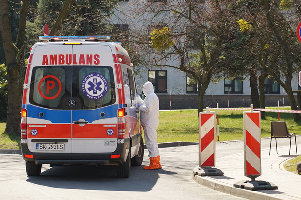 Silesia, Polonya, 2 Nisan 2020: Coronavirus salgını, Polonya Ambulans Servisi 'nin sağlık personeli, koşuşturmadan sonra test merkezi. Bulaşıcı hastalıklar hastanesi. Avrupa 'da Covid-19 salgını. - Fotoğraf, Görsel