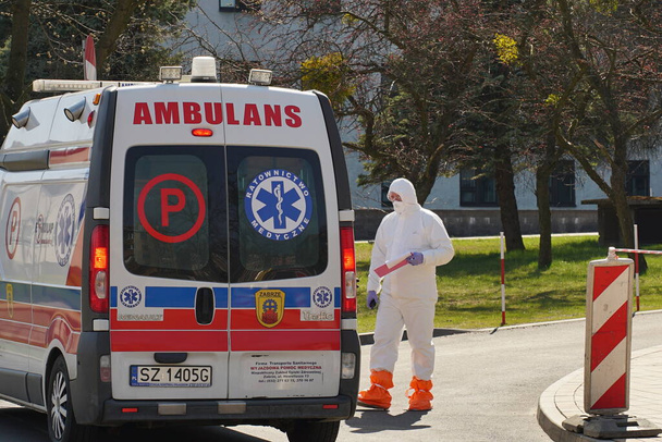 Silesia, Poland, April 2 2020: Coronavirus outbreak, Paramedic staff of the Polish Ambulance Service, testing centre after the rush. Infectious disease hospital. Evacuation of patients with covid-19 - Fotoğraf, Görsel