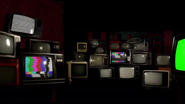 Stacks of Vintage TV with Color Bars and a Retro TV with Green Screen. Pozadí televize. Zelenou obrazovku můžete nahradit záběrem nebo obrázkem, který chcete. Můžete to udělat s klíčovým efektem v After Effects nebo s jiným softwarem pro editaci videa. - Záběry, video