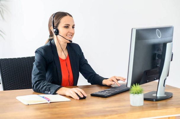 Woman using headset and pc for work - Foto, Imagem