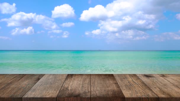 Top ξύλινο τραπέζι σε εξωτερική παραλία θάλασσα φόντο. - Πλάνα, βίντεο
