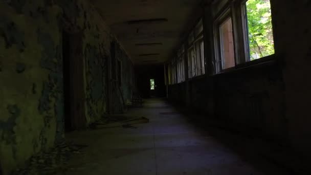 Bewegung durch verlassene Schulflure in der Tschernobyl-Sperrzone Pripjat - Filmmaterial, Video