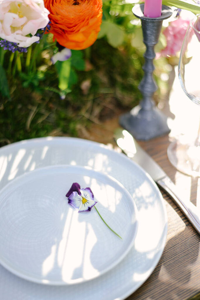 Table setting at a luxury wedding and Beautiful flowers on the table. - Fotografie, Obrázek