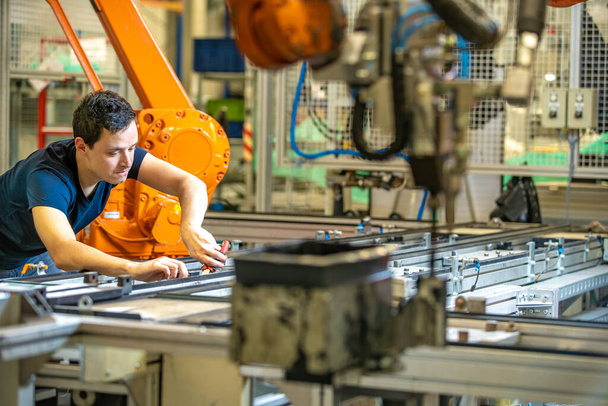 montaż nowych ramion robotów w fabryce modernizacji produkcji - Zdjęcie, obraz
