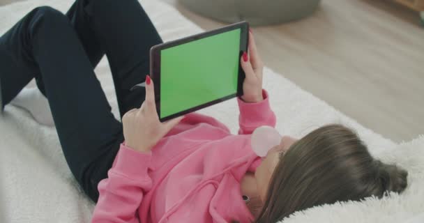 Woman lying on the bed with tablet computer - Filmmaterial, Video