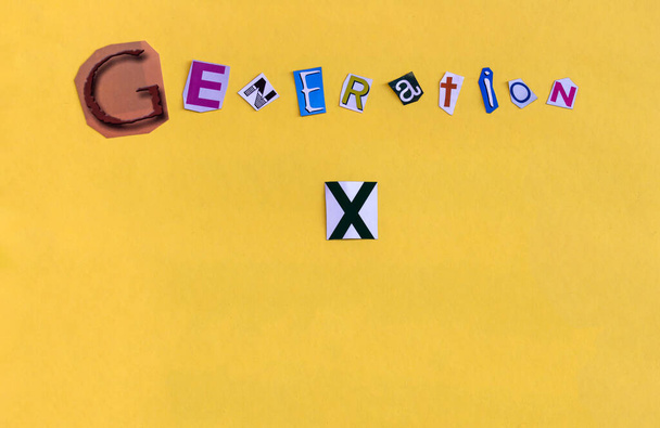 Das Wort "Generation X" entstand aus chaotisch geschnittenen Buchstaben. Die Generation der zwischen 1960 und 1980 Geborenen wird auch als verlorene Generation bezeichnet. Kopierraum unten. - Foto, Bild