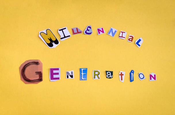 Szavak Millenniumi Generáció alakult kivágott betűkkel. Millenniumi generáció, a média és a digitális technológiák fiataljai. - Fotó, kép