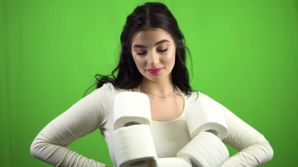 Fiatal nő WC-papír mosolygós zöld képernyőn coronavirus pánik vásárlás - Felvétel, videó