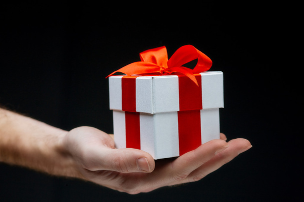 Hand with giftbox - Foto, afbeelding