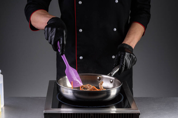 процесс приготовления лапши с мясом и овощами на кухне ресторана 8
 - Фото, изображение