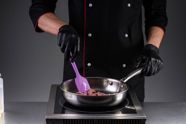 процес приготування локшини з м'ясом і овочами на кухні ресторану6
 - Фото, зображення