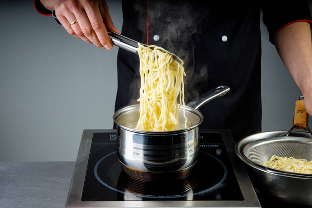 restaurant chef cooking noodles for website and menu14 - Zdjęcie, obraz