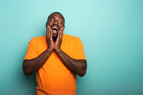 喜びと幸せアフロ男上のシアン背景 - 写真・画像