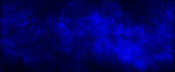 Fondo azul sólido con borde elegante oscuro y ricos colores profundos con textura vintage débil y centro de luz con espacio en blanco - Foto, Imagen