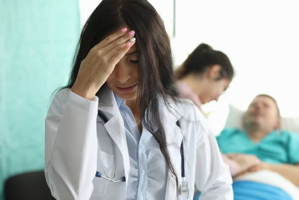 Médico femenino molesto porque los pacientes masculinos salud
 - Foto, Imagen