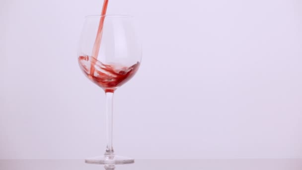 pour wine into a wine glass slow motion - Πλάνα, βίντεο