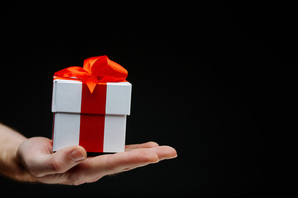 Рука с коробкой подарков
 - Фото, изображение