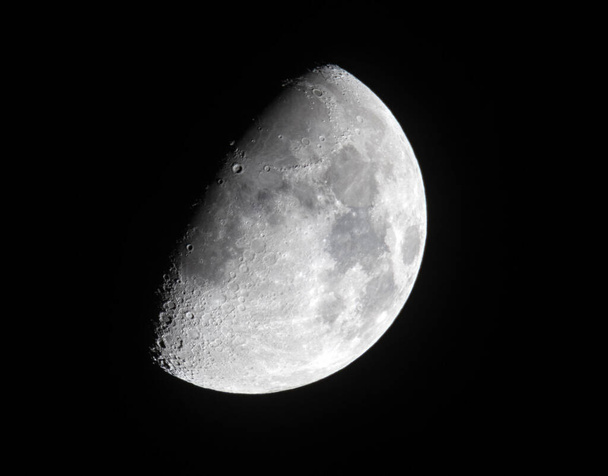 Geceleyin kara gökyüzü arka planına sahip yarım ay - Fotoğraf, Görsel