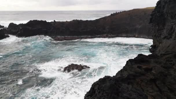 Pohled na moře v jeskyni Ana Kakenga v blízkosti Hanga Roa, hlavního města Velikonočního ostrova, Rapa Nui, Chile.  - Záběry, video