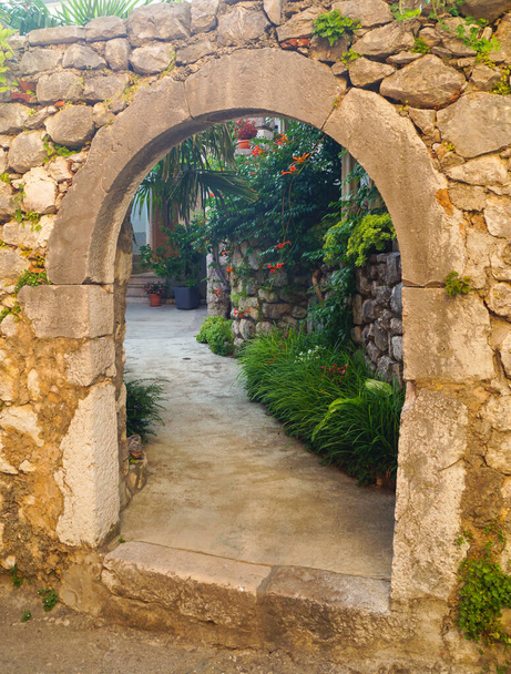 Kőív a horvátországi kertek bejáratánál - Fotó, kép