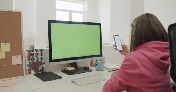 Jonge vrouw thuis werkt op de computer - Video