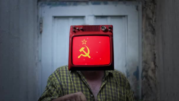 Σοβιετική Σημαία στον επικεφαλής της τηλεόρασης ενός ανθρώπου. Κομμουνιστής. Σουρεαλιστική έννοια του πατριωτισμού ή διαμαρτυρία.  - Πλάνα, βίντεο