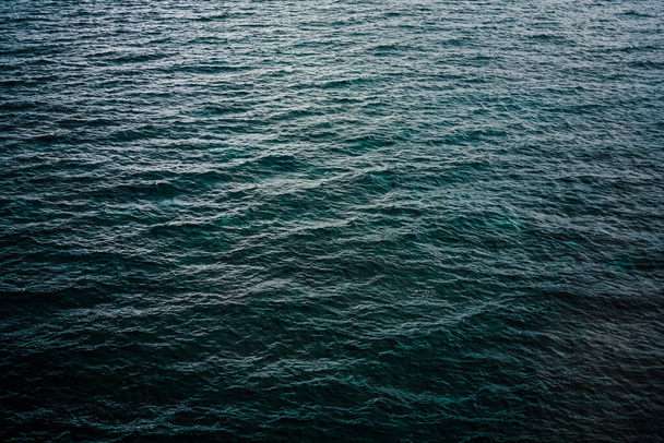 Bulutlu havada deniz. Suyun genişliği. Yukarıdan bak. Okyanus - Fotoğraf, Görsel