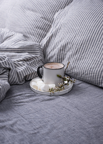 Filiżanka kawy lub kakao na łóżku - Zdjęcie, obraz