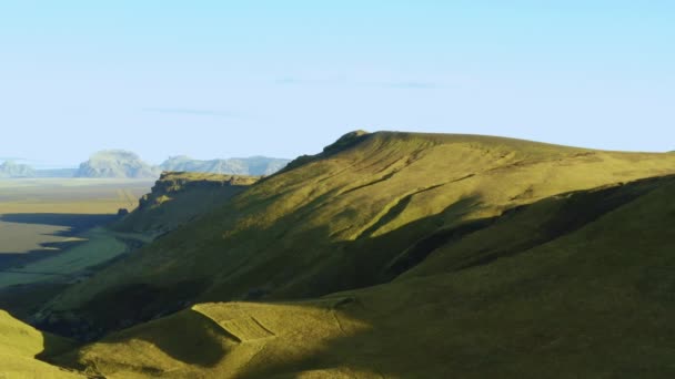AERIAL: Prachtige berg bedekt met groen gras, uitzicht op een bergvlakte, bergen in de verte. - Video