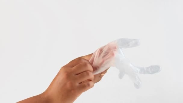 mužská ruka na bílém dát na latexovou rukavici - Záběry, video