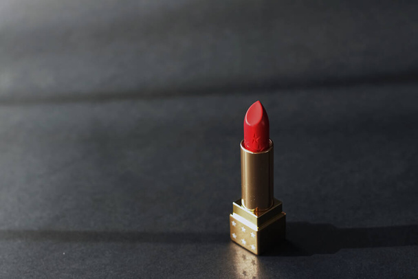 Punainen huulipuna premium-kauneustuotteena, meikkinä ja kosmetiikkana
 - Valokuva, kuva