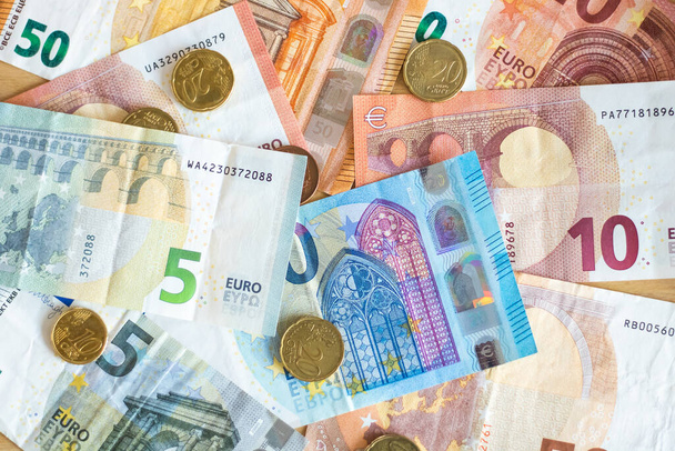 монеты и банкноты евро. экономический кризис. ЕС - Фото, изображение