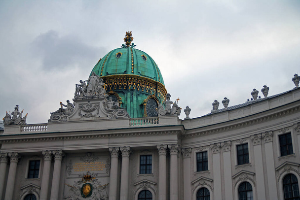 Αυτοκρατορικό παλάτι στην Wien σε μια συννεφιασμένη ημέρα - Φωτογραφία, εικόνα