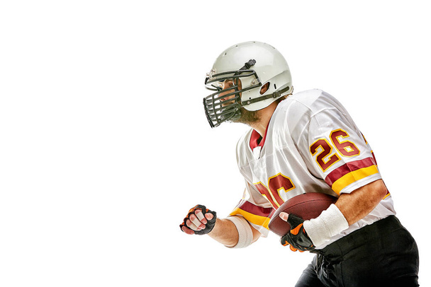 Amerikai focista pózol labdával a fekete háttéren. Super Bowl koncepció. Fogantatás amerikai futball, portré amerikai, Motivátor. Fekete fehér háttér, másolási tér. Izolátum - Fotó, kép
