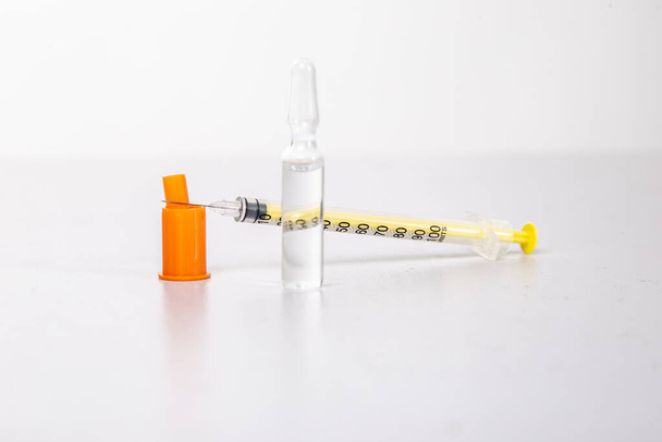 Siringa di insulina con flaconcino su un tavolo leggero
 - Foto, immagini