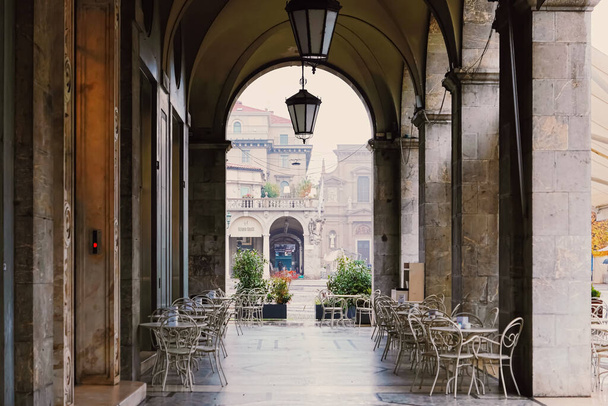 Детали классической европейской архитектуры исторических зданий в Милане, регион Ломбардии в Северной Италии
 - Фото, изображение