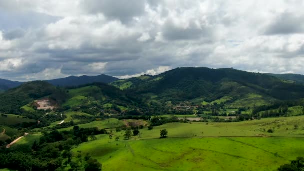 Bulutlu bir günde yeşil tropikal dağın ve küçük vadinin havadan görünüşü - Video, Çekim