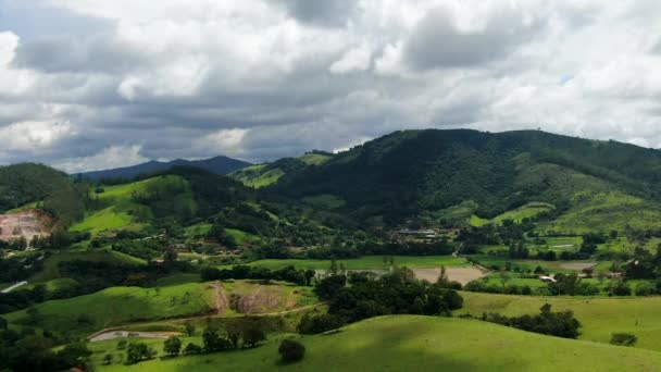 Vista aérea da montanha tropical verde e pequeno vale durante o dia nublado
 - Filmagem, Vídeo
