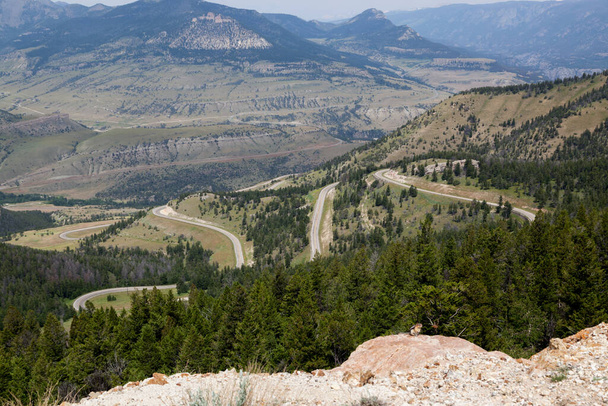 Surplombant la vallée et la route 296 en descendant la montagne depuis Dead Indian Overlook dans le parc national de Yellowstone, Wyoming
. - Photo, image