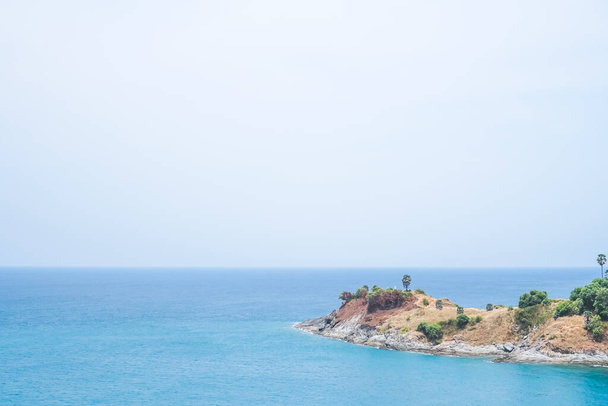 Natura tropicale spiaggia pulita e sabbia bianca in estate con sole cielo azzurro e bokeh sfondo astratto. - Foto, immagini