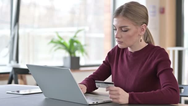 Paiement en ligne réussi sur ordinateur portable par jeune femme - Séquence, vidéo