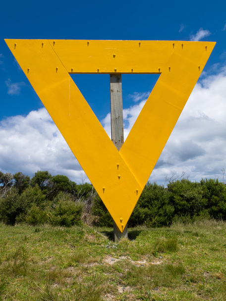 Schifffahrt Navigation gelbes Dreieck Zeichen an Land - Foto, Bild