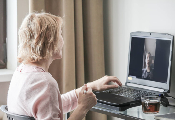 Женщина разговаривает по скайпу в домашнем офисе
 - Фото, изображение