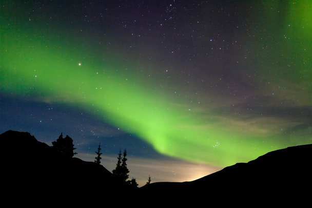 maan opkomst heuvels Noorderlicht aurora borealis - Foto, afbeelding