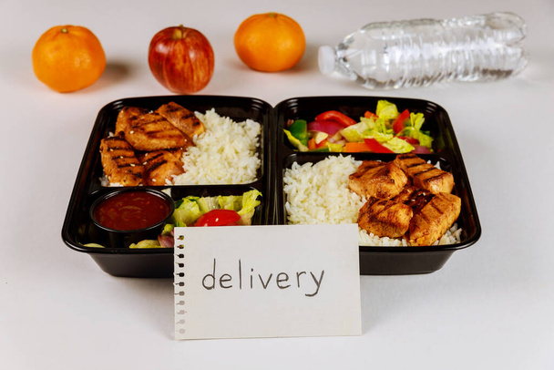 健康的な食品の配達やプラスチック容器で昼食を取る. - 写真・画像