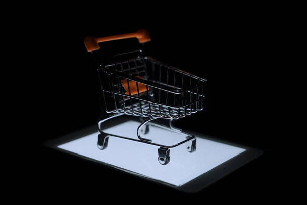 Online shopping concept, small shopping cart on the Tablet o - Fotoğraf, Görsel