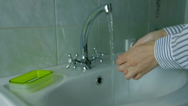 Καθαρισμός χεριών με σαπούνι και νερό. - Πλάνα, βίντεο